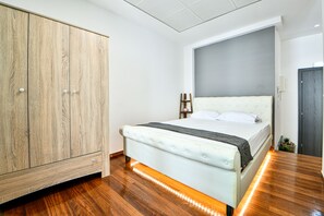 1 chambre, coffre-fort, fer et planche à repasser