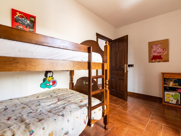 A bunk bed room with a wooden ladder, a door, and a wall with a cartoon character. - Rustic house with views in the Lecrin Valley (Saleres)