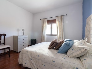 4 bedrooms, iron/ironing board, Internet, bed sheets