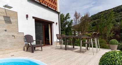 Rustic house with views in the Lecrin Valley