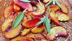 A pizza topped with sliced peaches and rosemary. - APARTMENT 2 ON GARDEN (UGGIANO LA CHIESA)