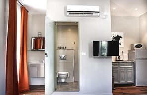 开间套房 | 浴室 | 淋浴设施、吹风机、毛巾、肥皂