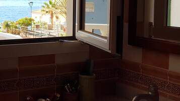 Room, 1 Bedroom, Balcony, Ocean View | Interior