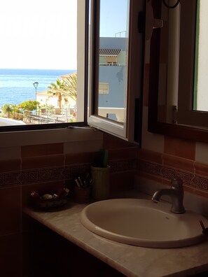 Room, 1 Bedroom, Balcony, Ocean View | Interior