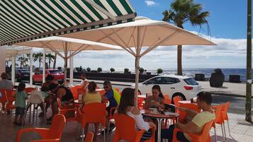 Kamer, 1 slaapkamer, balkon, uitzicht op zee | Buiten dineren