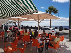 Rum - 1 sovrum - balkong - havsutsikt | Restaurang utomhus