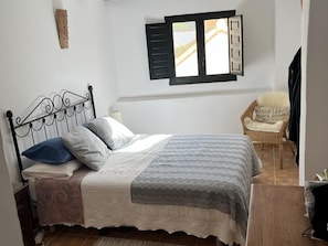2 bedrooms, iron/ironing board, Internet, bed sheets
