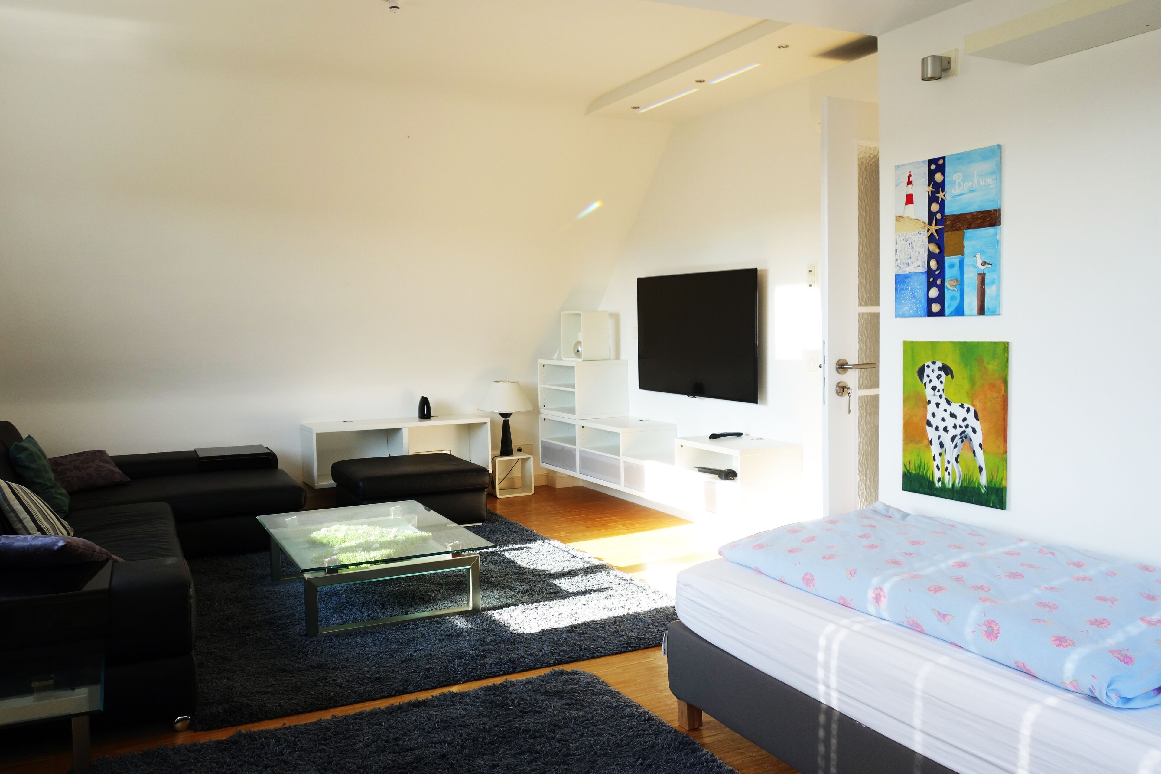 suite, 3 bedrooms | television