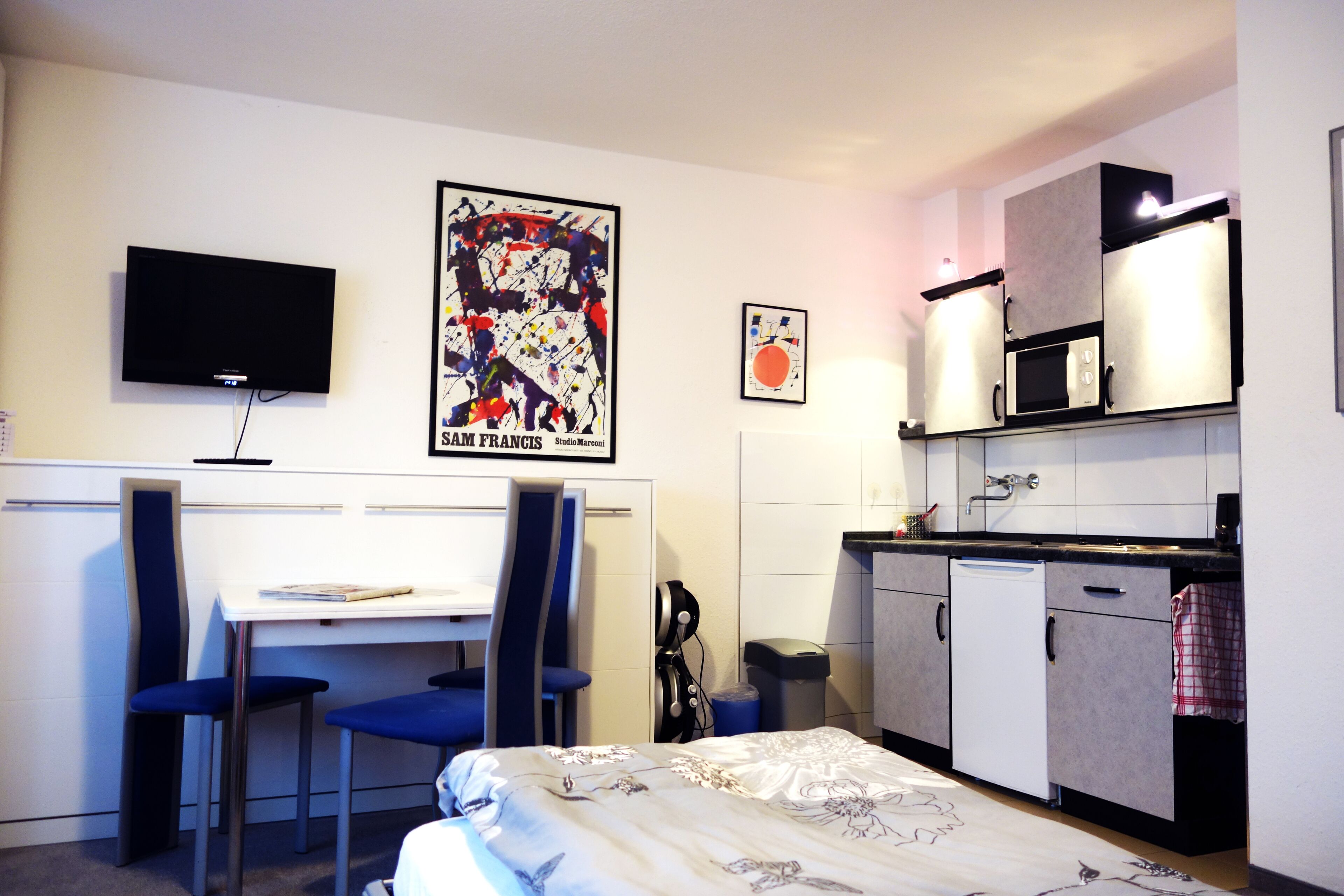 triple room | living area | flat-screen tv