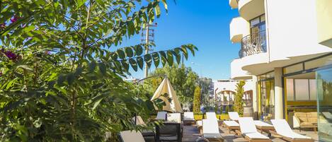 Bar junto a la piscina