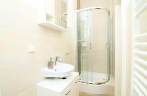 Dusche, Haartrockner, Handtücher, Seife