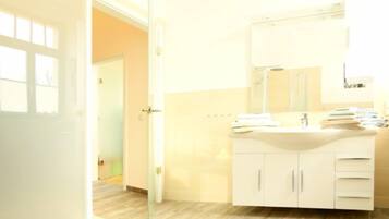 Apartemen, 2 kamar tidur (Nr. 4) | Kamar mandi | Shower, pengering rambut, handuk, dan sabun