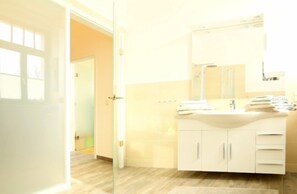 Apartment, 2 Schlafzimmer (Nr. 4) | Badezimmer | Dusche, Haartrockner, Handtücher, Seife