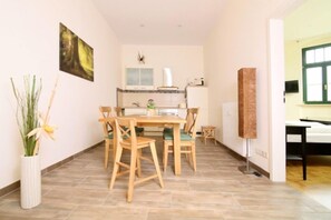 Apartment, 2 Schlafzimmer (Nr. 4) | Essbereich im Zimmer