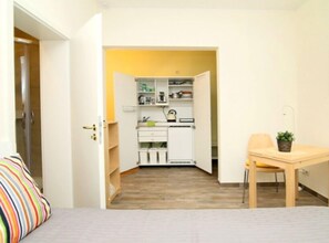 Fridge, oven, coffee/tea maker, electric kettle - Ferienwohnung KAITZBACH-IDYLLE (Dresden)