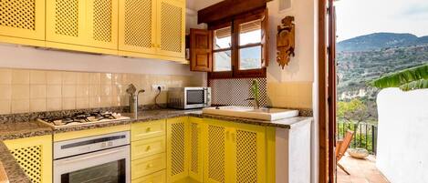 Fridge, microwave, oven, coffee/tea maker