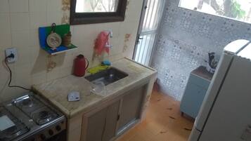 Geladeira, talheres/pratos/utensílios de cozinha