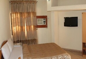 Standard Room | In-room safe, individually decorated, individually furnished, desk