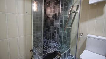 Standard Room | Bathroom | Shower, towels