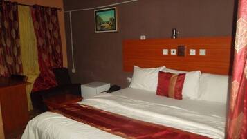 Standard Room | In-room safe, individually decorated, individually furnished, desk