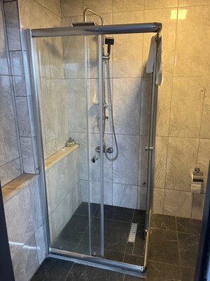 Suite monolocale Superior | Bagno | Doccia, set di cortesia gratuito, asciugacapelli, pantofole