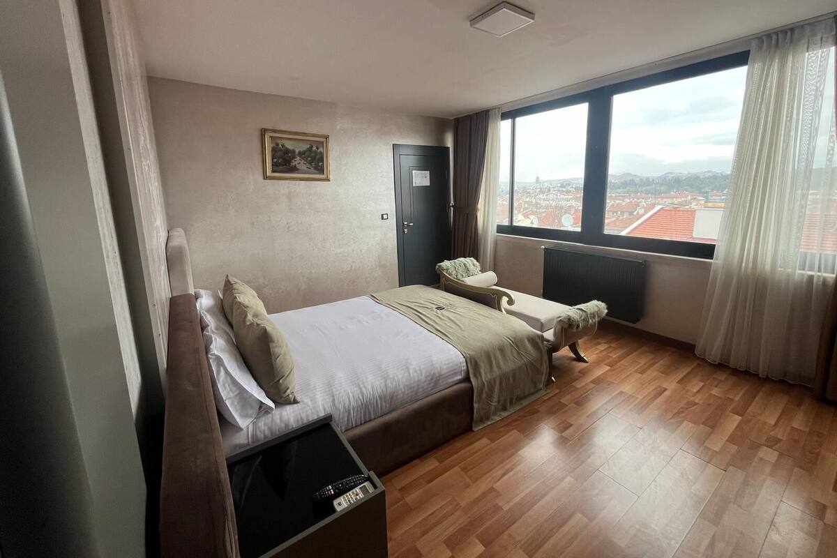 Suite monolocale Superior | Una scrivania, postazione laptop, ferro/asse da stiro, Wi-Fi gratuito