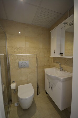 ห้องดีลักซ์ | ห้องน้ำ | ฝักบัวนวดด้วยพลั งน้ำ, ของใช้ในห้องน้ำฟรี, ไดร์เป่าผม, ผ้าเช็ดตัว