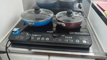 Refrigerador, microondas, parrilla de estufa y utensilios de cocina