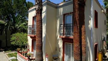 Vista frontal de la propiedad