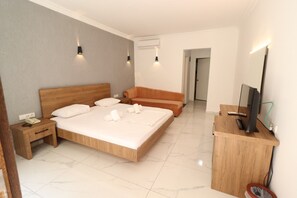 Minibar, ruang kerja ramah laptop, dan seprai linen