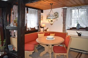 Traditional House | In-room dining