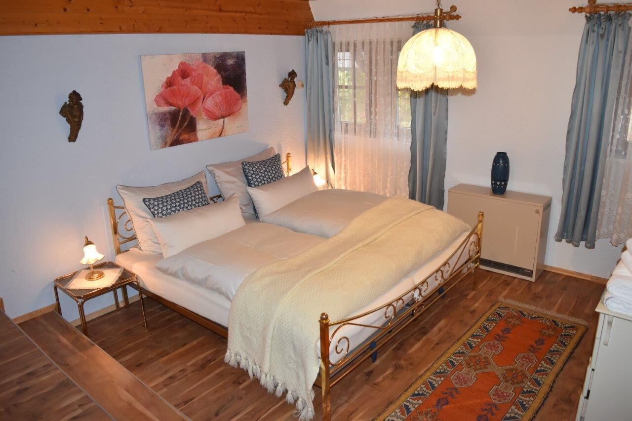 Traditional House | 3 bedrooms, premium bedding, individually decorated, desk