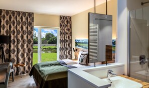 In-room safe, desk, laptop workspace, blackout drapes - Grohnder Fährhaus GmbH Hotel (Emmerthal)