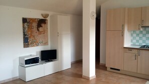 Fridge, cookware/dishes/utensils - Appartamenti Castelsardo Holiday (Castelsardo)