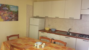 Kühlschrank, Kochgeschirr/Geschirr/Besteck