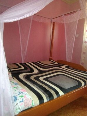 Single Room | Desk, free WiFi, bed sheets - Veroanto Hotel (Siaya)