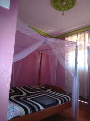 Yhden hengen huone | Työpöytä, ilmainen Wi-Fi, vuodevaatteet