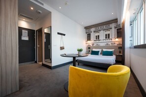 Tweepersoonskamer | Een kluis op de kamer, individueel gedecoreerd, individueel gemeubileerd