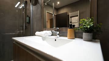 Studio | Bathroom | Shower, free toiletries, hair dryer, towels