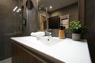 Estudio | Baño | Ducha, artículos de higiene personal gratuitos y secador de pelo