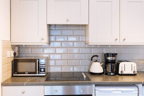 City Apartment, City View (6002. Windmill Lane) | Private kitchen | Full-size fridge, microwave, oven, stovetop - Hanover Quay - Private Apartment (Dublin)