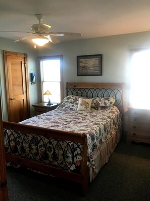 4 bedrooms, desk, WiFi
