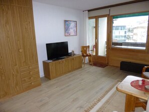Flat-screen TV, DVD player, ping pong, books