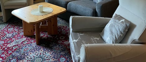 تلفزيون بشاشة مسطحة، مشغل دي في دي، تنس طاولة، كُتُب