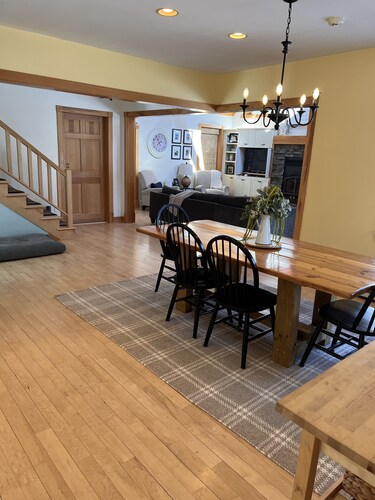 Beautiful open lodge type house in Quiet  wooded area.