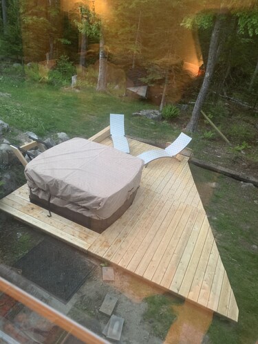 Beautiful open lodge type house in Quiet  wooded area.