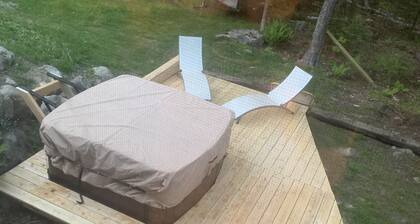 Beautiful open lodge type house in Quiet wooded area.