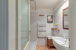 Dusche, Haartrockner, Bidet, Handtücher