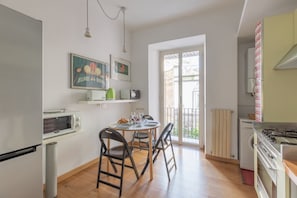 Frigorifero, forno, piano cottura, lavastoviglie