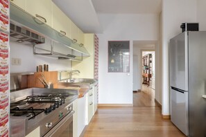 Fridge, oven, stovetop, dishwasher - Piazza del Popolo Refined Apartment (Roma)